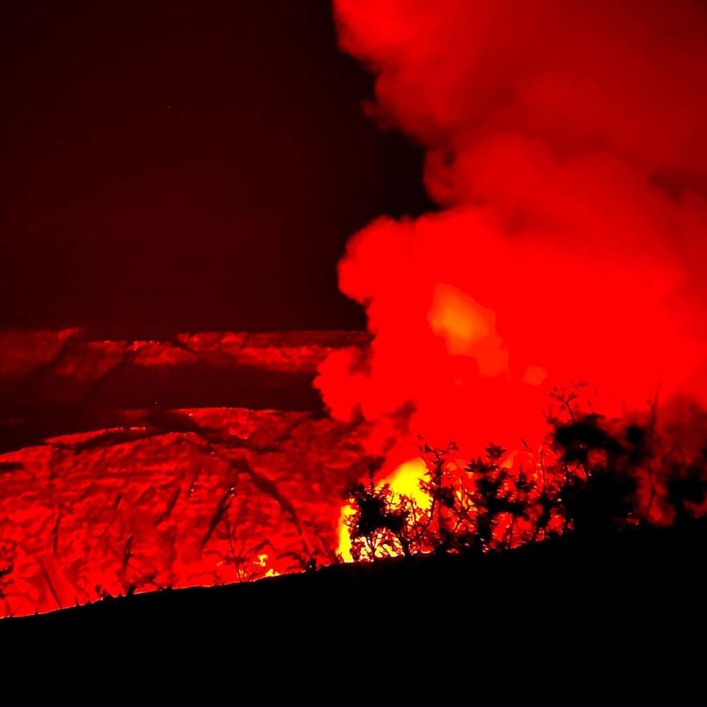 Hawaii family vacation: lava at the crater that can be seen at Volcanoes National Park